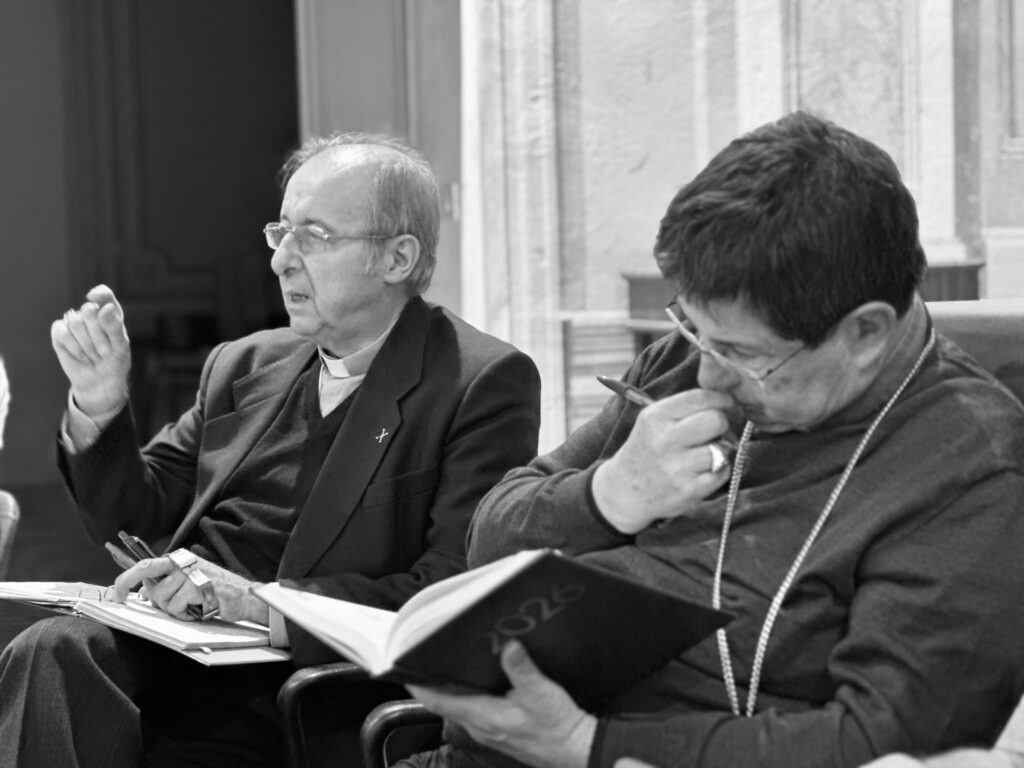 I due vescovi delegati della Pastorlae Familiare e Pastorale giovanile e vocazioni mons. E. Solmi e mons. N. Anselmi.